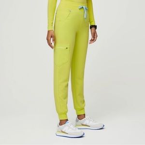 Figs Zamora jogger size medium petite in color citrine